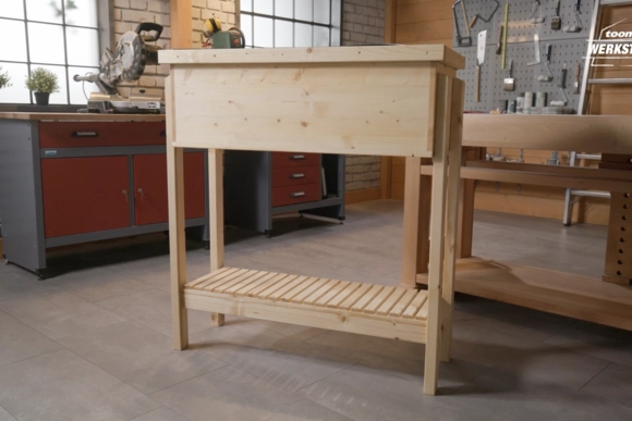 Holztisch mit Lattenrost