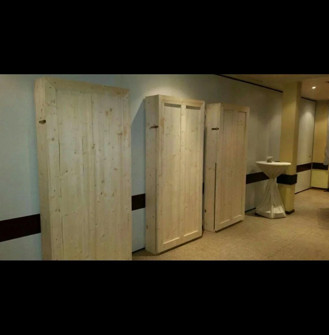 Drei Holzwände angelehnt an Wand