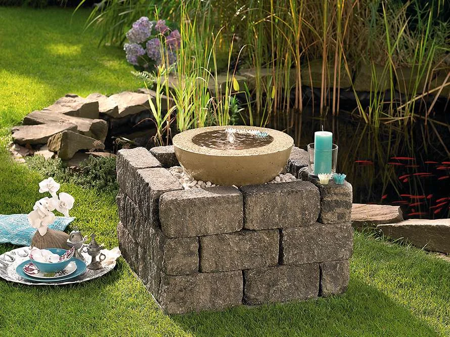 Springbrunnen auf einem Steinsockel