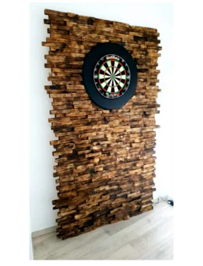 Dartscheibe an Holzwand