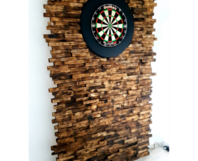 Dartscheibe an Holzwand