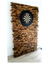 Dartscheibe an Holzwand
