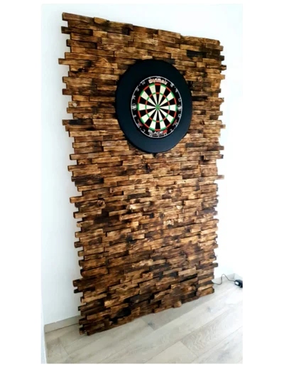 Dartscheibe an Holzwand