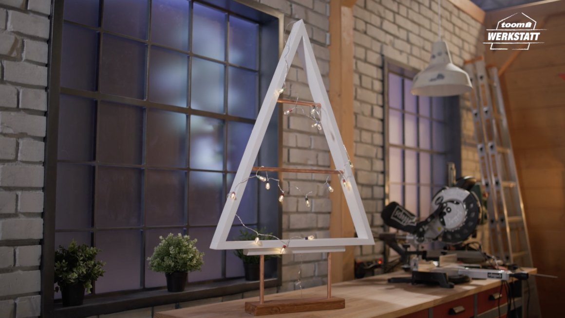 Moderner Weihnachtsbaum aus Holz