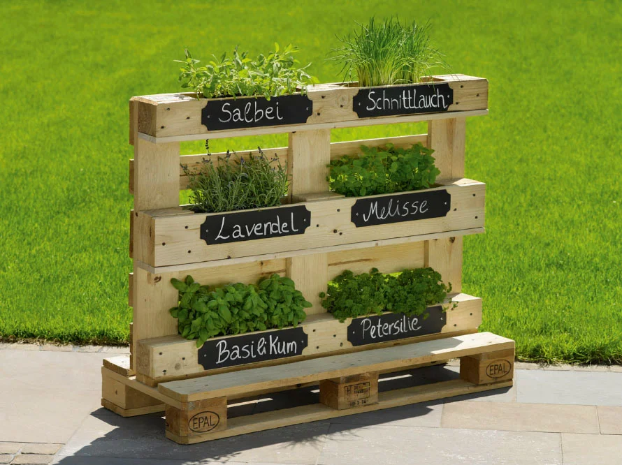 Vertikaler Garten mit Kräutern aus Holzpaletten