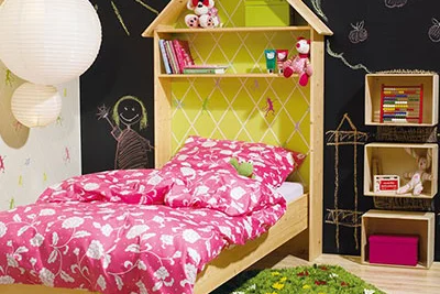 Kinderzimmer mit hausförmigem Bett