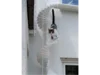 Katze auf Wendeltreppe an Hauswand