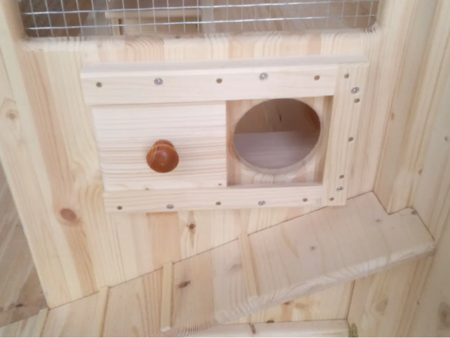 Hühnerstall aus Holz mit Tür und Loch