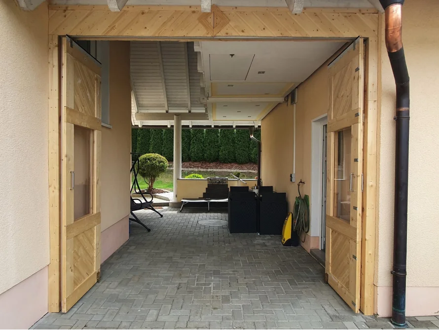 Offene Holztore zu einer Terrasse