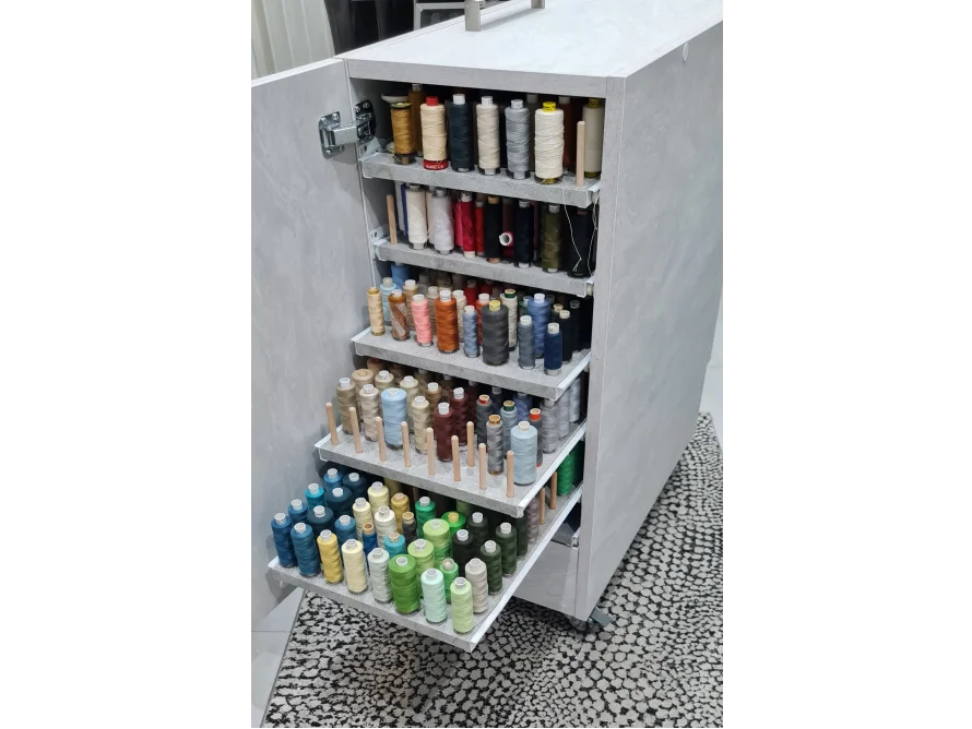 Rollender Nähschrank mit vielen Fäden