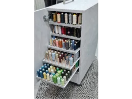 Rollender Nähschrank mit vielen Fäden