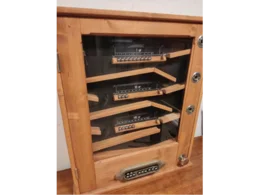 Ein Holzkasten mit drei Abakus-Rechenmaschinen darin.