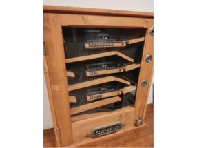 Ein Holzkasten mit drei Abakus-Rechenmaschinen darin.