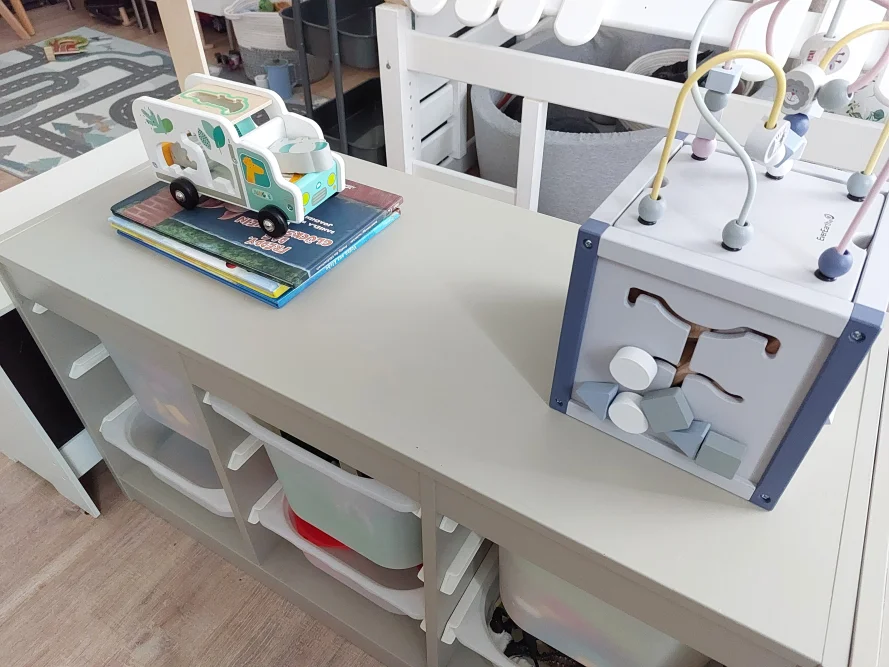 Holzspielzeug auf einem Regal