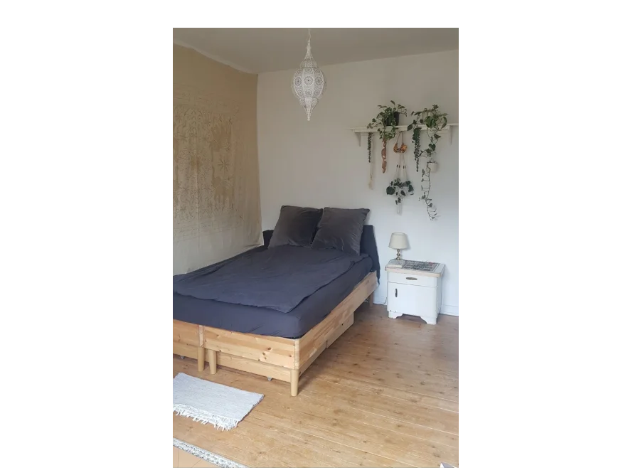 Schlafzimmer mit Doppelbett und Dekorationen