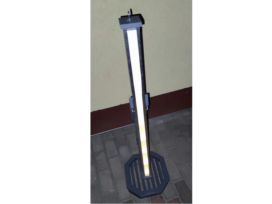 Stehende Lampe mit hellem, länglichem Lampenschirm