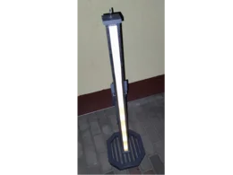 Stehende Lampe mit hellem, länglichem Lampenschirm