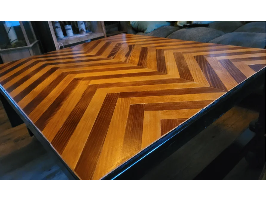 Tischplatte mit Fischgrätmuster