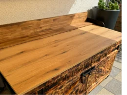 Holztischplatte mit Brandmuster