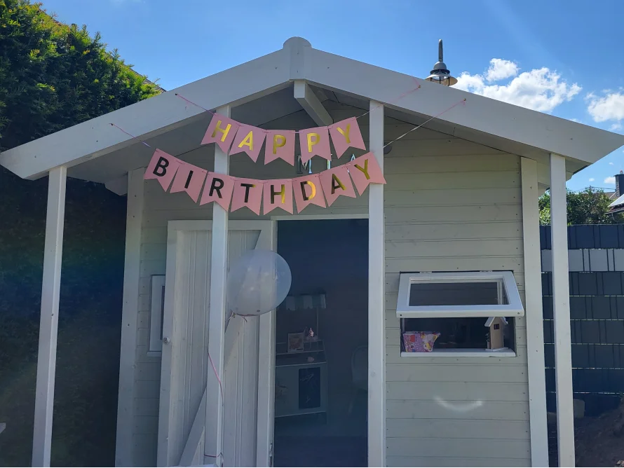 Gartenhaus mit Geburtstagsdeko