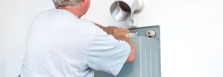 Person montiert Dunstabzugshaube.