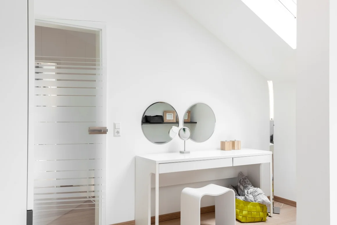 Heller Schminktisch mit Spiegeln