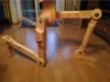 Holzbeine eines Roboters