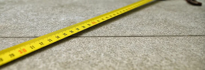 Ein Maßband auf Fliesen.