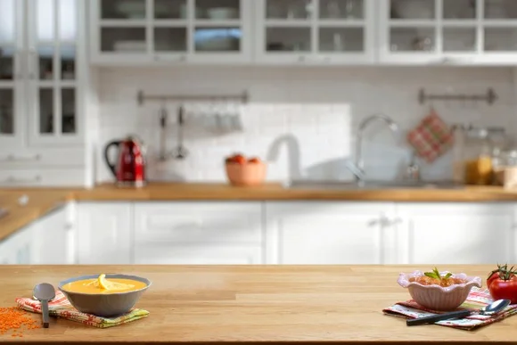 Leere Holzarbeitsplatte in Küche