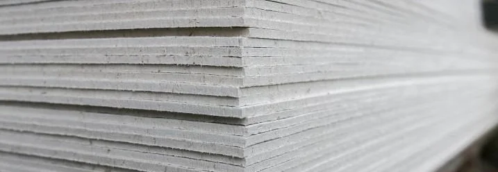 Ein Stapel Gipskartonplatten.