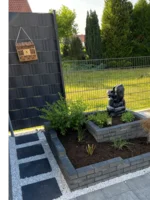 Garten mit Hochbeet und Sichtschutz