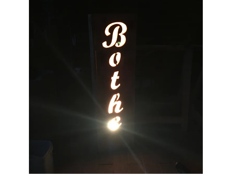 Beleuchtetes Holzschild mit dem Namen Bothe