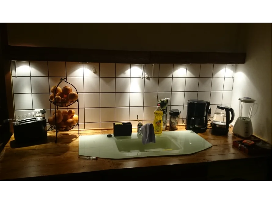 Küche mit Küchengeräten und Obstkorb