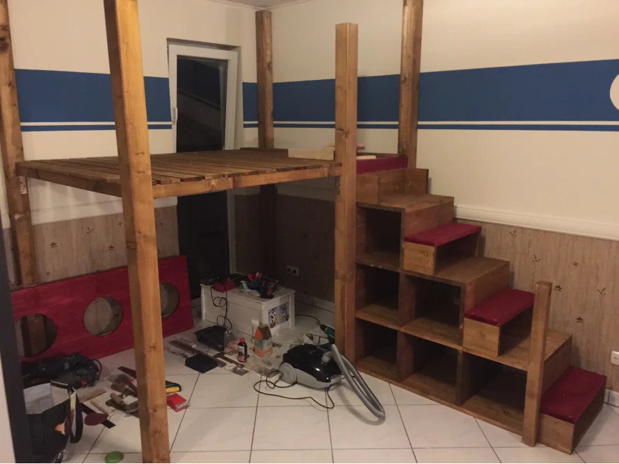 Hochbett im Schiffsdesign mit Treppe und Rutsche