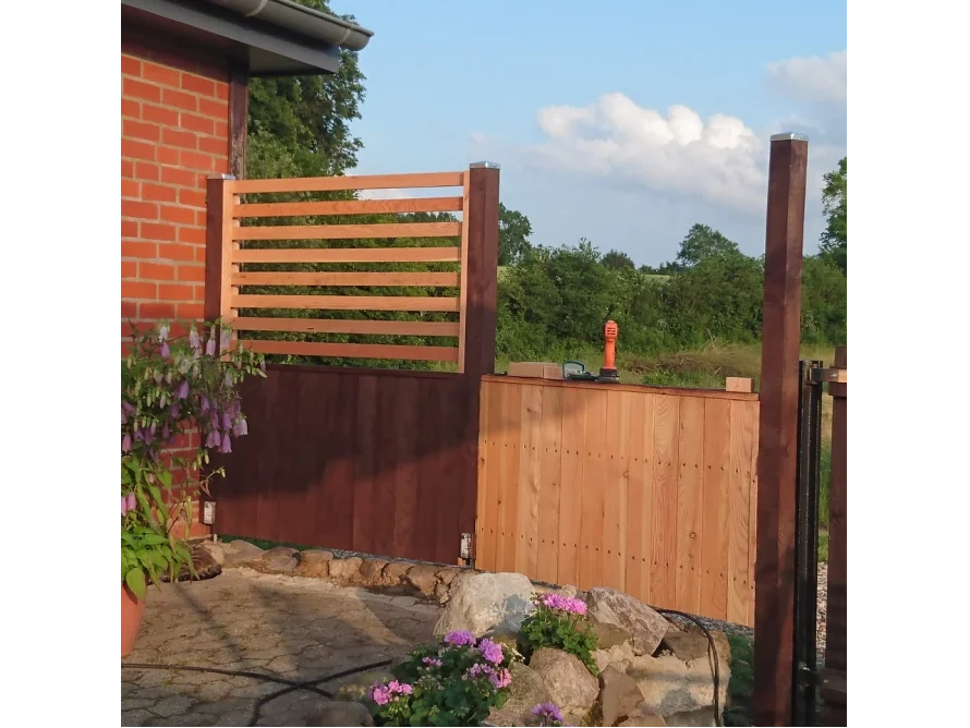 Gartenzaun aus Holz mit Rankgitter