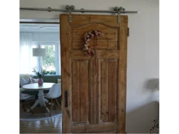Rustikale Holzschiebetür mit Kranz