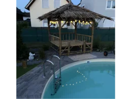 Gartenpavillon aus Bambus am Pool