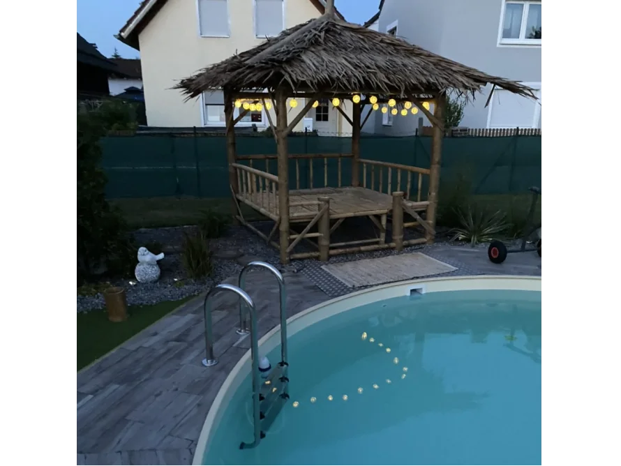 Gartenpavillon aus Bambus am Pool
