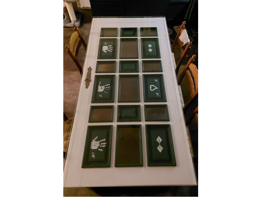 Weißer Tisch mit grünen Einlegearbeiten