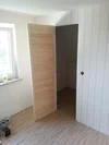 Offene Holztür zu einem begehbaren Kleiderschrank