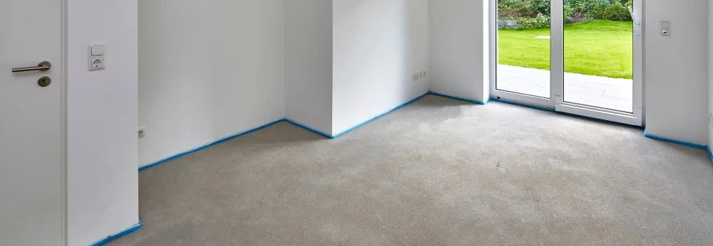 Leerer Raum mit Estrich und Terrassentür