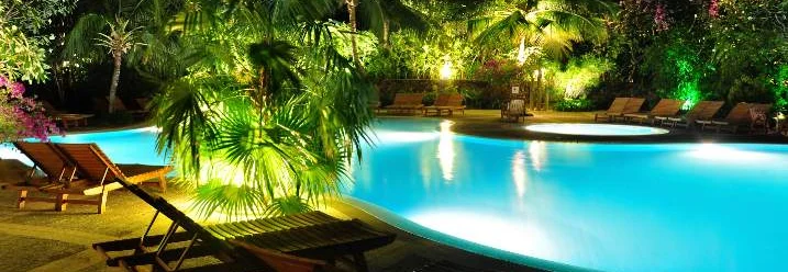 Beleuchteter Pool nachts