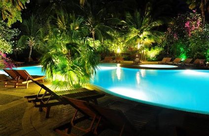 Stimmungsvolle Beleuchtung für nächtliches Baden Beleuchteter Pool