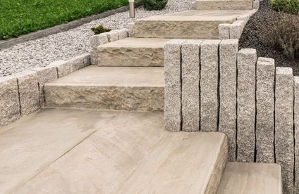 RT Hochbeet aus Palisaden Hang 20 26 717x467 Palisaden an Hang und Treppe
