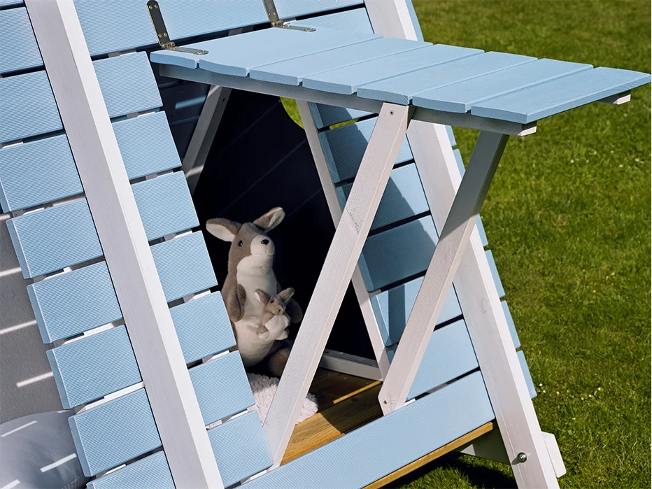 Blau-weißes Spielhaus aus Holz mit Stofftier
