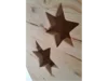 Holzwand mit Stern-Ausschnitten