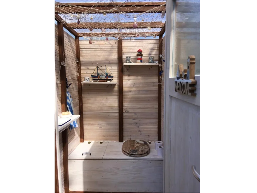 Garten-Toilette mit maritimer Dekoration