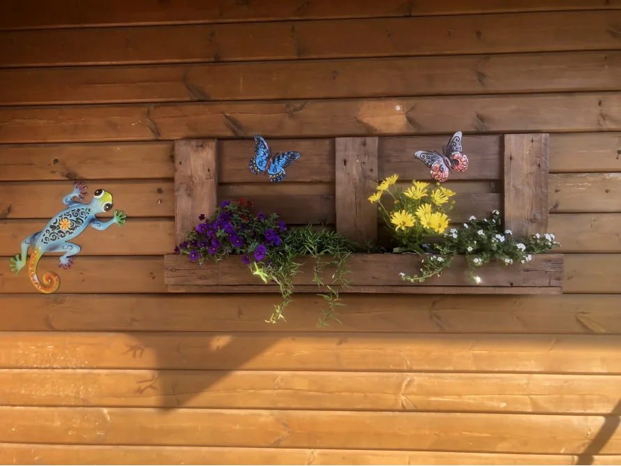 Blumenkasten aus Holz an Wand