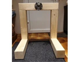 Holzgestell mit Autoteil