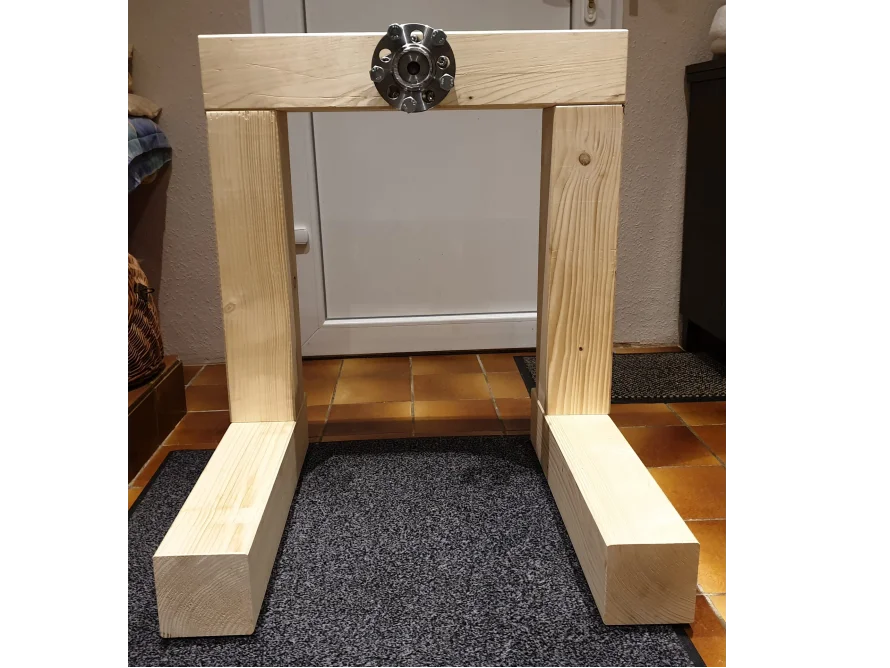 Holzgestell mit Autoteil